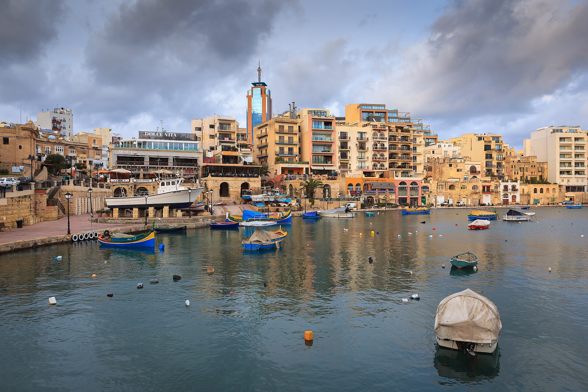 Spinola Bay i St Julian's
