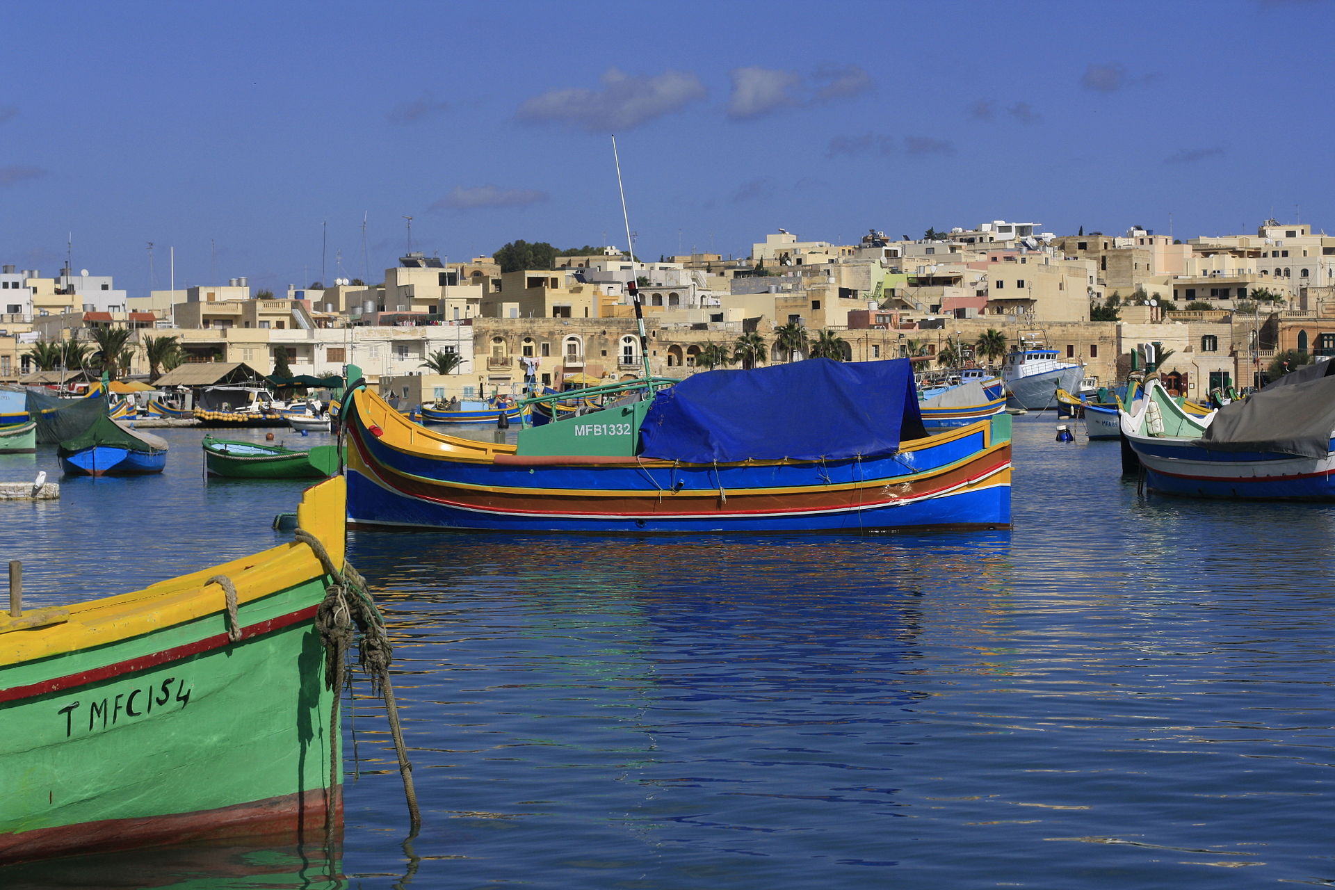 Luzzu-båtar i Marsaxlokk